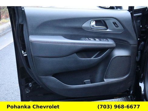 Used 2025 Chrysler Pacifica Select image 21