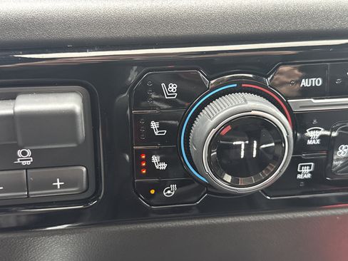 Used 2024 Chevrolet Silverado 1500 High Country w/ High Country Premium Package AWD/4WD image 29