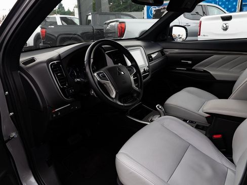 Used 2022 Mitsubishi Outlander LE image 19