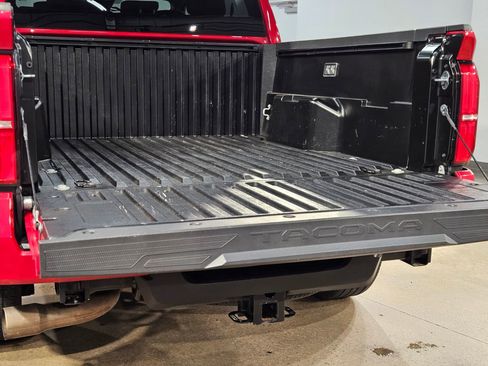 Certified 2025 Toyota Tacoma SR5 AWD/4WD image 18