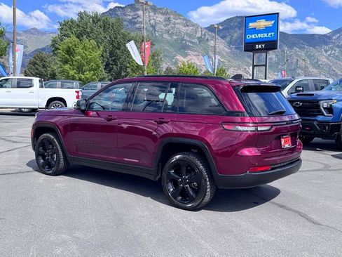 Used 2023 Jeep Grand Cherokee Limited w/ Black Appearance Package AWD/4WD image 4