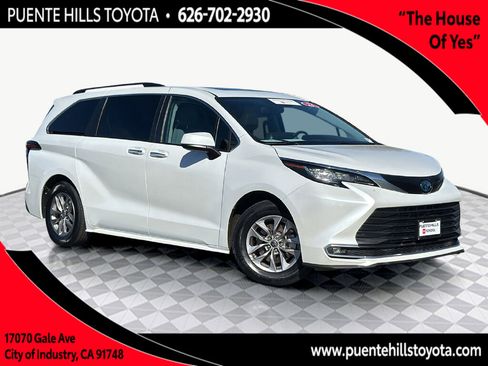 Certified 2023 Toyota Sienna XLE image 1