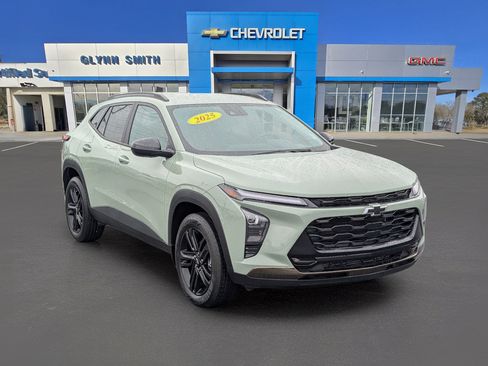 Used 2025 Chevrolet Trax ACTIV w/ Driver Confidence Package FWD image 3