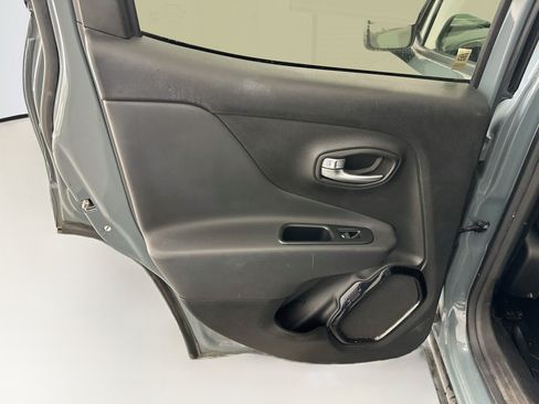 Used 2017 Jeep Renegade Altitude FWD image 27