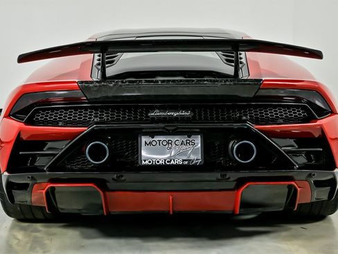 Used 2021 Lamborghini Huracan EVO image 12