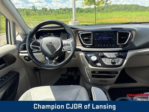 Used 2017 Chrysler Pacifica Touring-L Plus FWD image 2