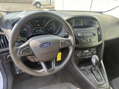 Used 2018 Ford Focus SE w/ SE Appearance Package FWD image 6