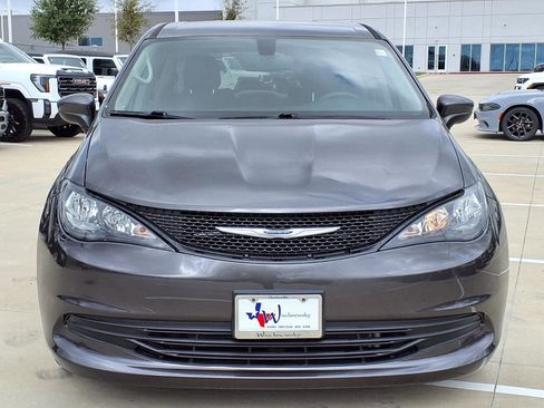Used 2019 Chrysler Pacifica LX FWD image 4