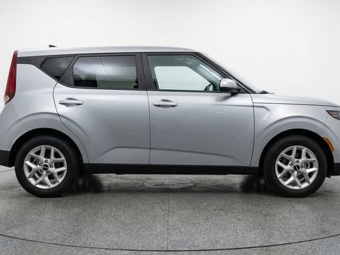Used 2025 Kia Soul LX w/ LX Technology Package FWD image 11