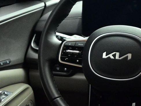 Used 2025 Kia Carnival EX image 42