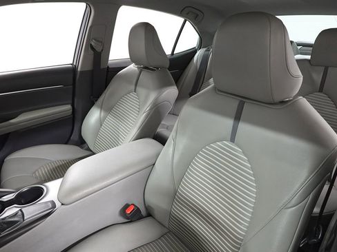 Used 2021 Toyota Camry SE image 11