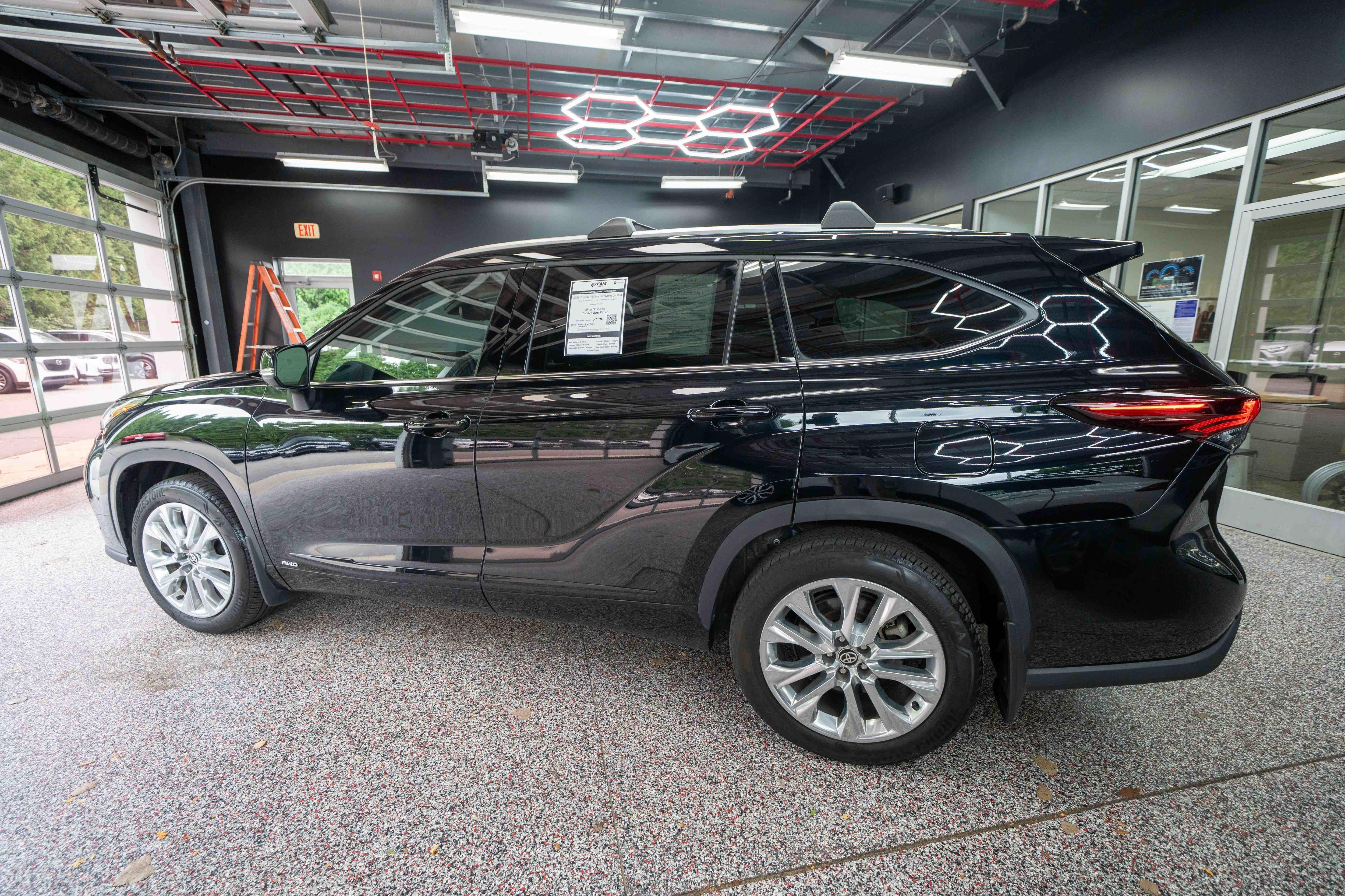 Used 2026 Toyota Highlander Limited AWD/4WD image 3