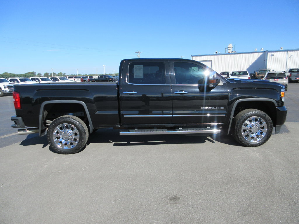 Used 2019 GMC Sierra 2500 Denali w/ Duramax Plus Package AWD/4WD image 2