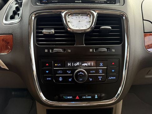 Used 2015 Chrysler Town & Country Touring w/ Driver Convenience Group image 30