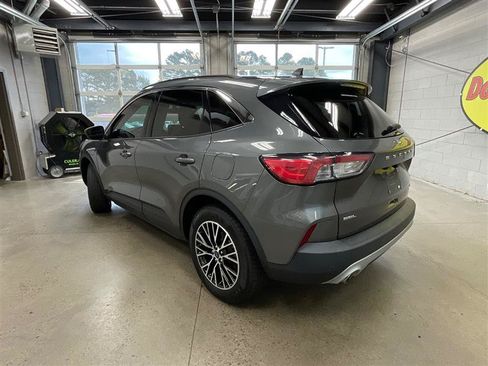 Used 2022 Ford Escape SEL w/ Technology Package FWD image 3