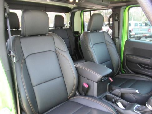 Used 2025 Jeep Gladiator Sport image 12