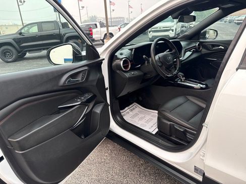 Used 2025 Chevrolet Trax RS w/ Sunroof Package FWD image 13