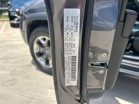 Used 2019 Jeep Cherokee Trailhawk AWD/4WD image 10