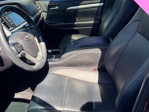 Used 2019 Toyota Highlander XLE FWD image 16