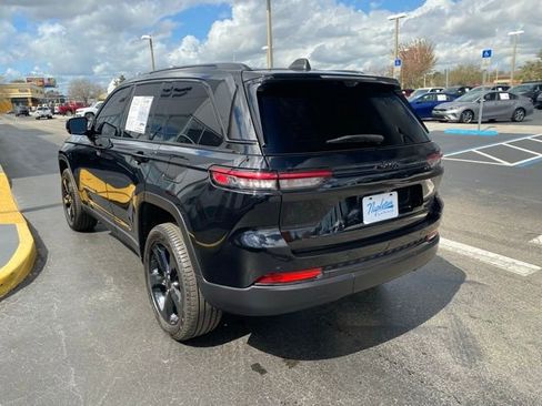 Used 2025 Jeep Grand Cherokee Limited w/ Luxury Tech Group II image 7