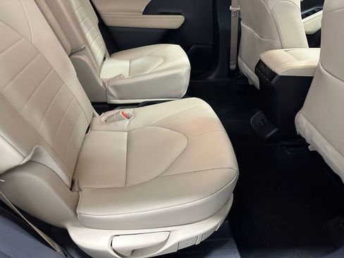 Used 2025 Toyota Highlander XLE image 59