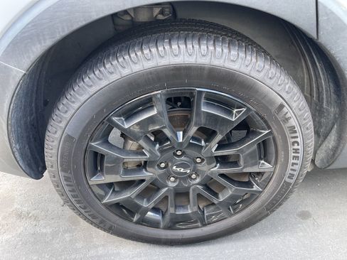 Used 2022 Kia Telluride SX w/ SX Prestige Package image 3