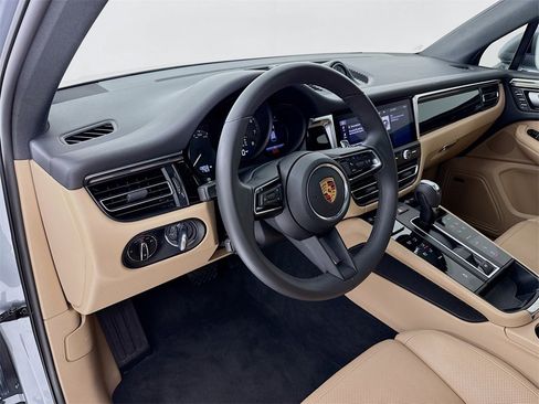 Certified 2025 Porsche Macan image 4