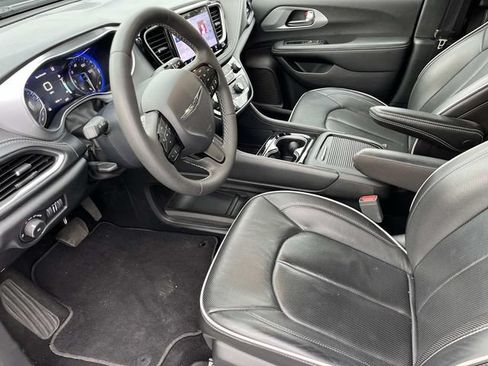 Used 2025 Chrysler Pacifica Limited FWD image 25