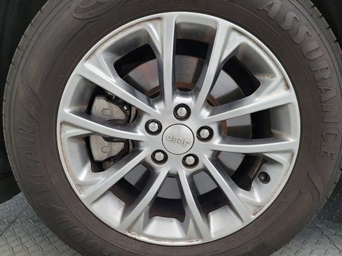 Used 2019 Jeep Cherokee Latitude Plus FWD image 31
