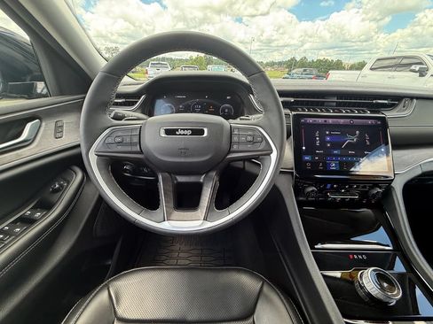 Used 2023 Jeep Grand Cherokee Limited w/ Luxury Tech Group II RWD image 9