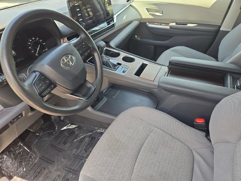 Used 2024 Toyota Sienna LE FWD image 9