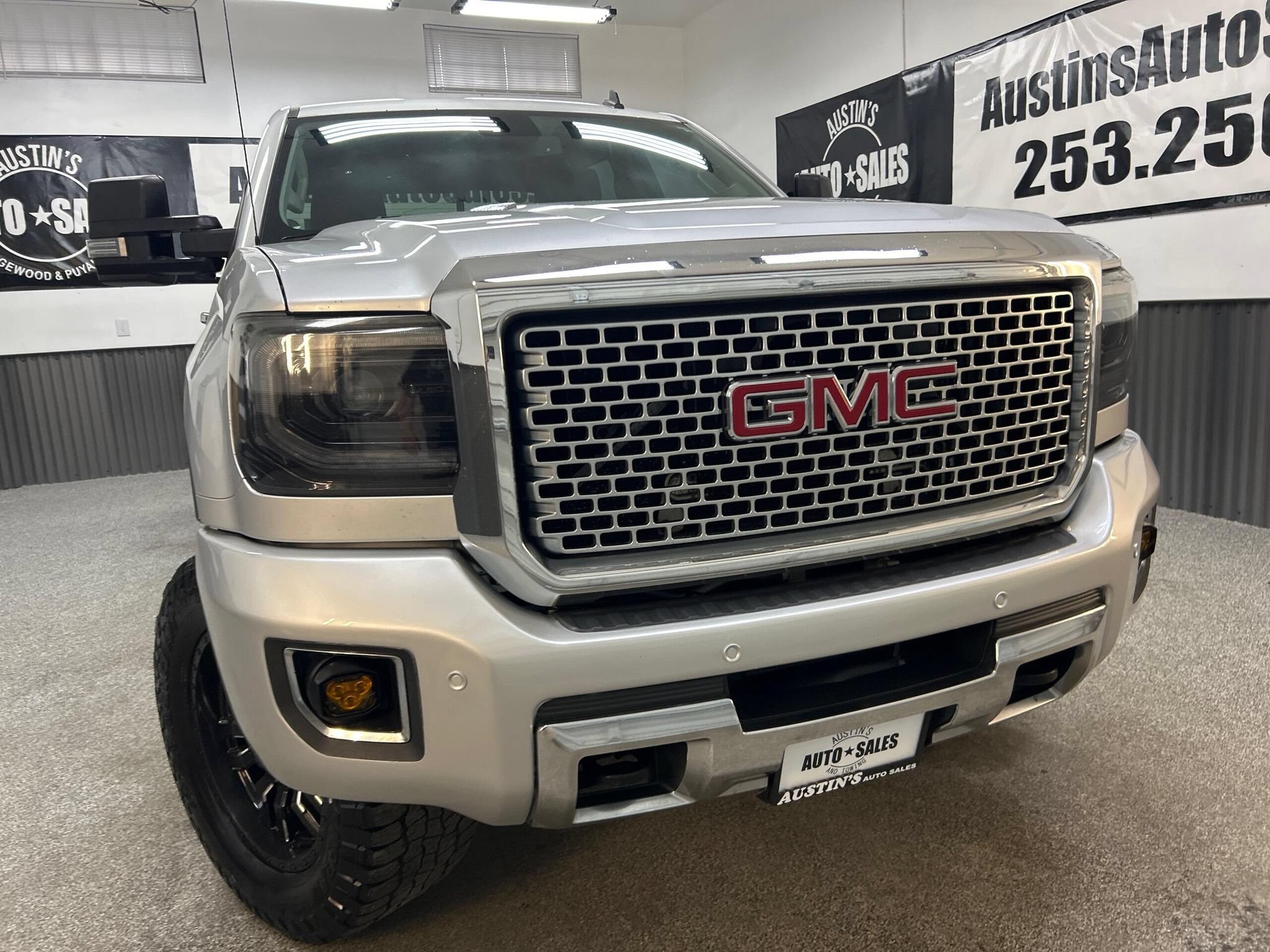 Used 2015 GMC Sierra 2500 Denali w/ Duramax Plus Package AWD/4WD image 2