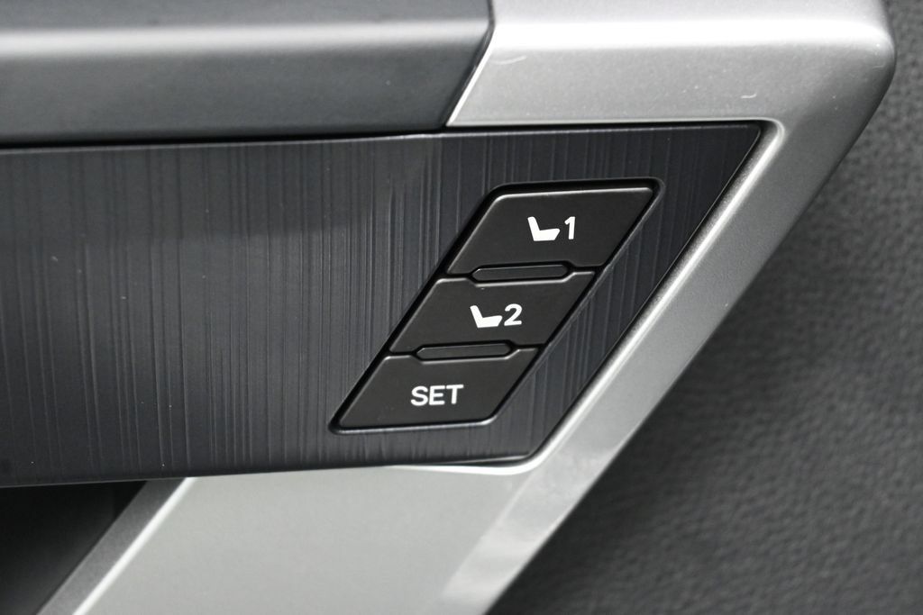 Used 2025 Toyota Sequoia Platinum AWD/4WD image 12