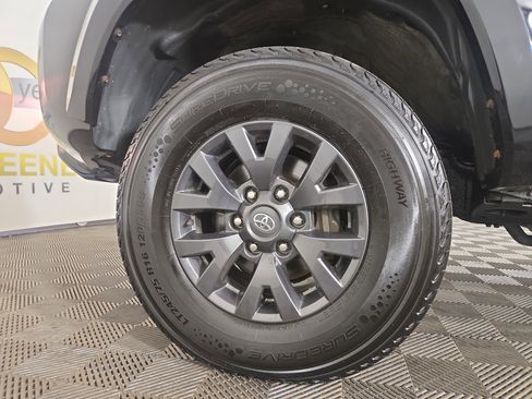 Used 2022 Toyota Tacoma SR5 AWD/4WD image 30