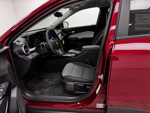 New 2025 Chevrolet Trax LT w/ Driver Confidence Package image 10