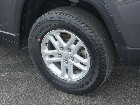 Certified 2024 Jeep Grand Cherokee Laredo RWD image 19