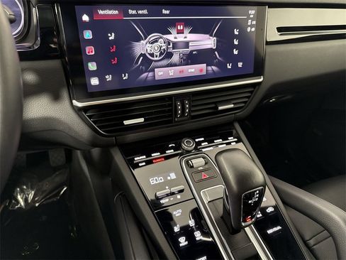 Certified 2022 Porsche Cayenne w/ Premium Package Plus image 28