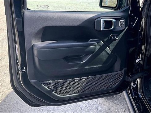 Used 2025 Jeep Wrangler Unlimited Rubicon image 23