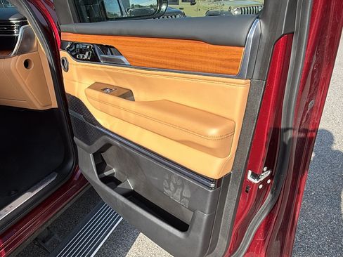 Used 2025 Jeep Grand Wagoneer L Series III AWD/4WD image 18