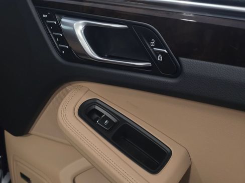 Certified 2025 Porsche Macan AWD/4WD image 28
