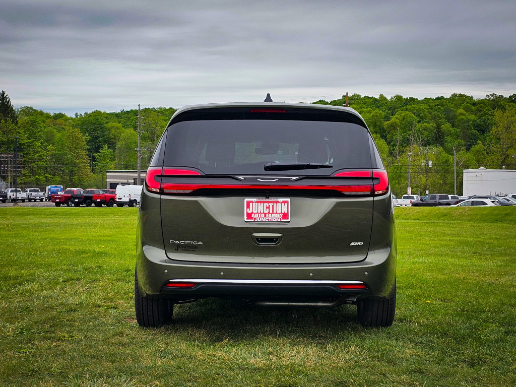 New 2027 Chrysler Pacifica Select w/ Family Tech Group AWD/4WD image 4