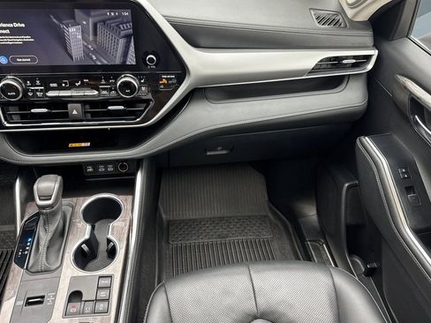 Used 2024 Toyota Highlander Platinum image 31