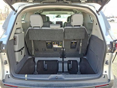 Used 2024 Toyota Sienna XLE image 32