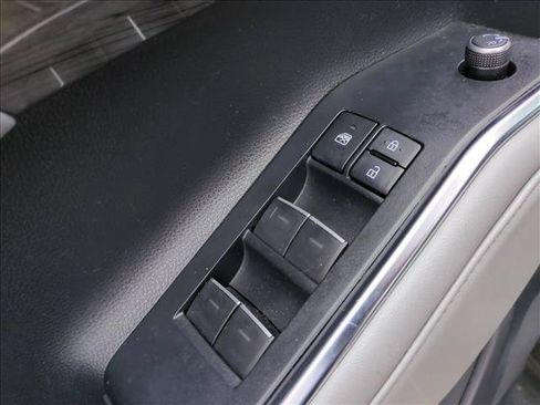 Used 2022 Toyota Highlander Limited FWD image 12