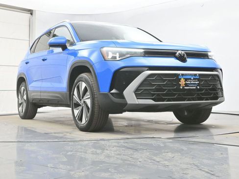Certified 2025 Volkswagen Taos SE w/ Panoramic Sunroof Package image 9