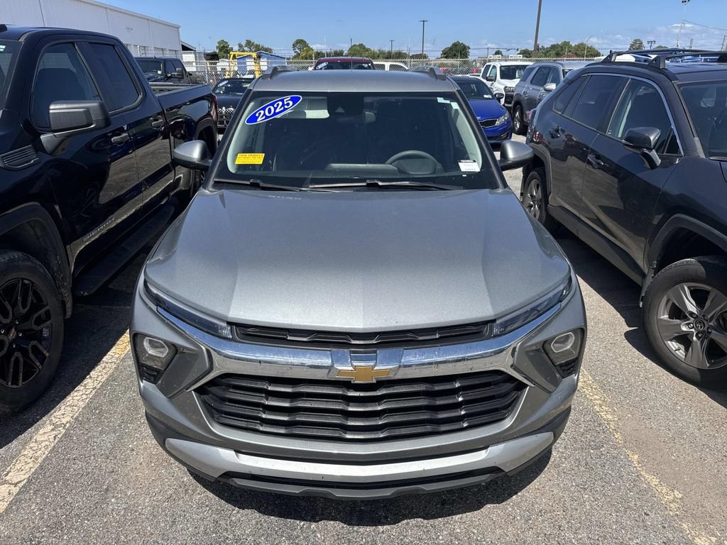 Used 2025 Chevrolet TrailBlazer LT w/ Driver Confidence Package FWD image 4