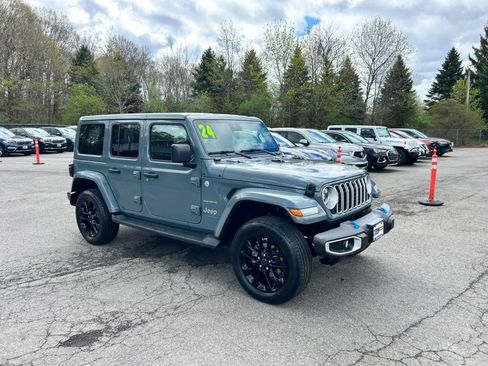 Used 2024 Jeep Wrangler Sahara w/ Technology Group AWD/4WD image 9