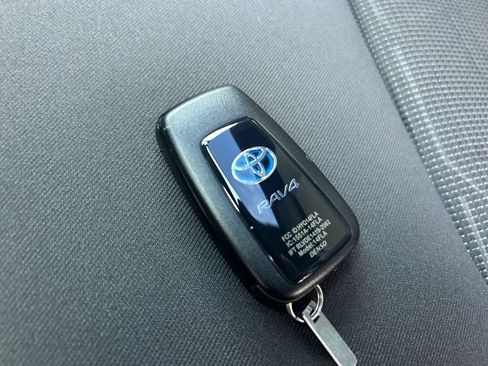 Used 2022 Toyota RAV4 SE image 33