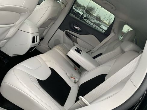 Used 2020 Jeep Cherokee Latitude Plus image 10