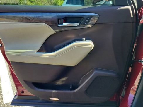 Used 2022 Toyota Highlander Platinum FWD image 37